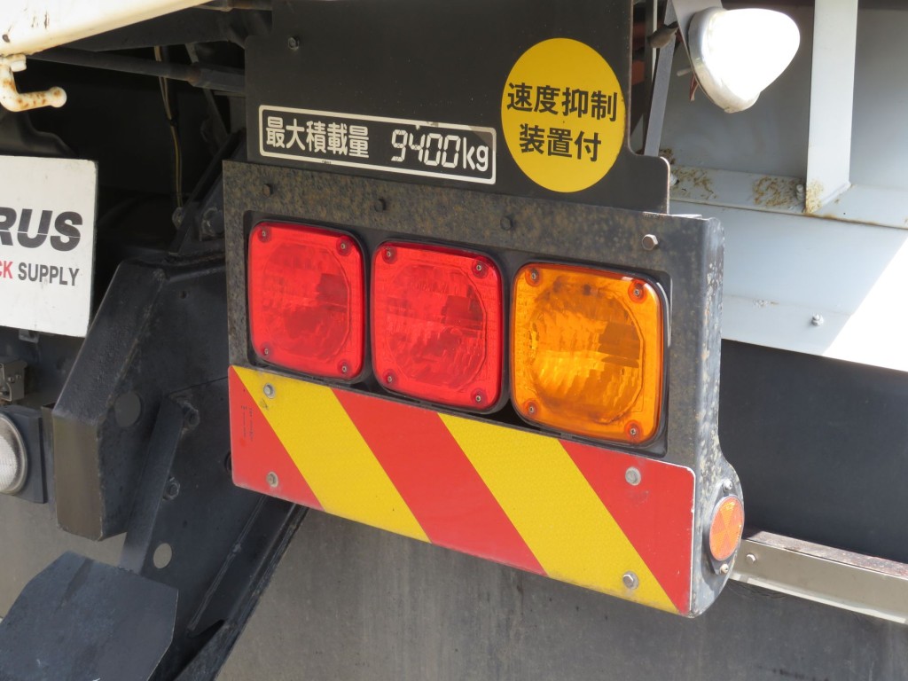 運転席側テールランプステー表面にサビがあります。|三菱 スーパーグレート 2PG-FV70HXの写真46