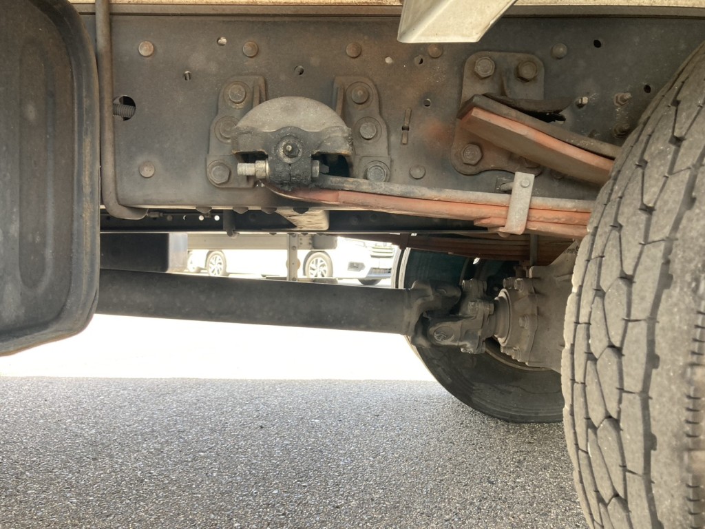 シャーシとスプリングの状態です。|いすゞ フォワード 2RG-FRR90S2(2WD)の写真5