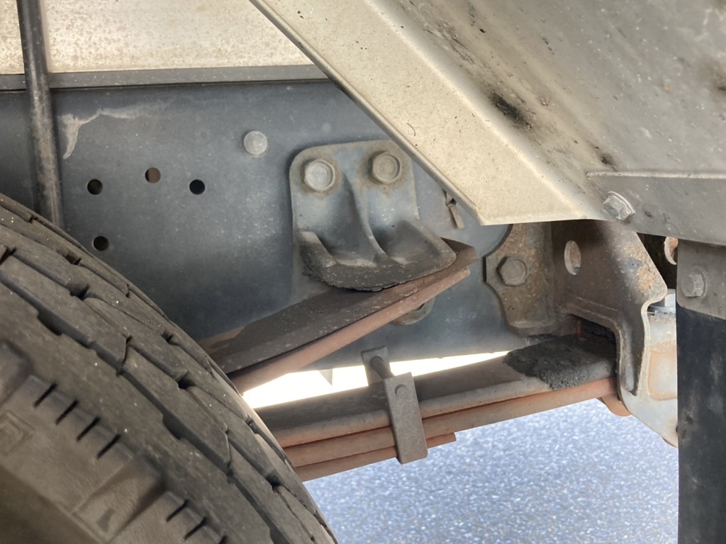 シャーシとスプリングの状態です。|いすゞ フォワード 2RG-FRR90S2(2WD)の写真6