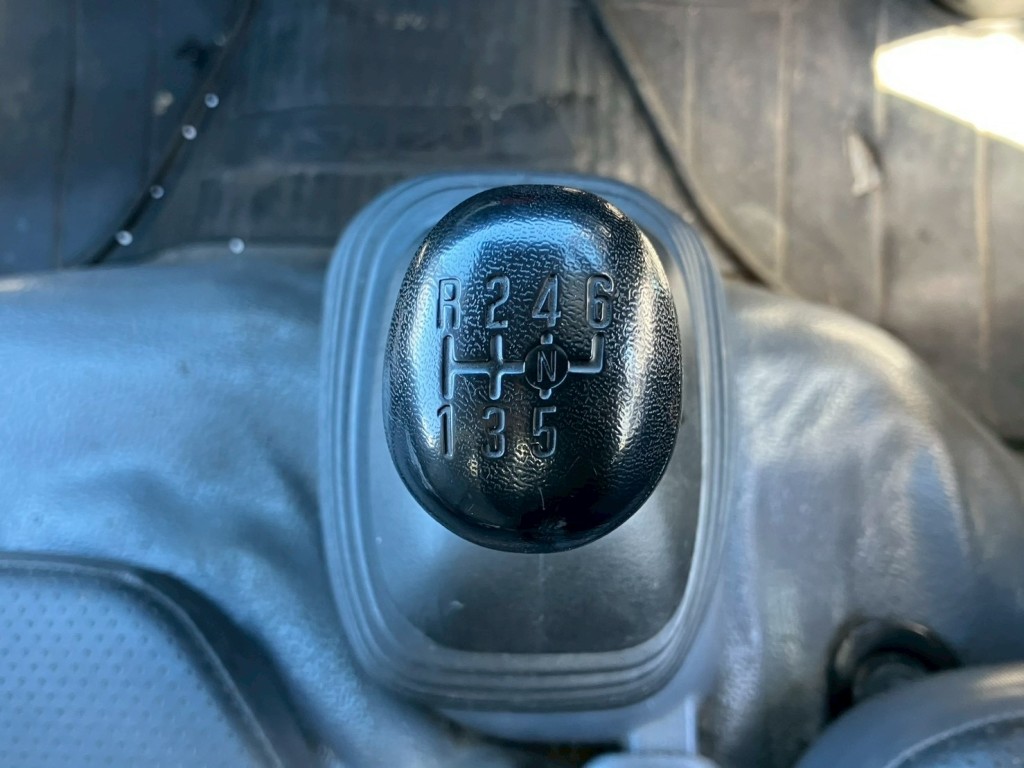 いすゞ エルフ 2PG-NKR88YN(2WD)の写真6