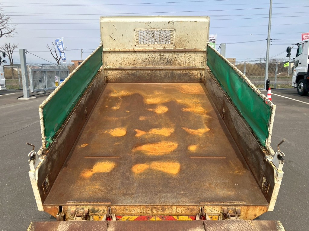 床は鉄板です。|日野 デュトロ 2KG-XZU700X(2WD)の写真12