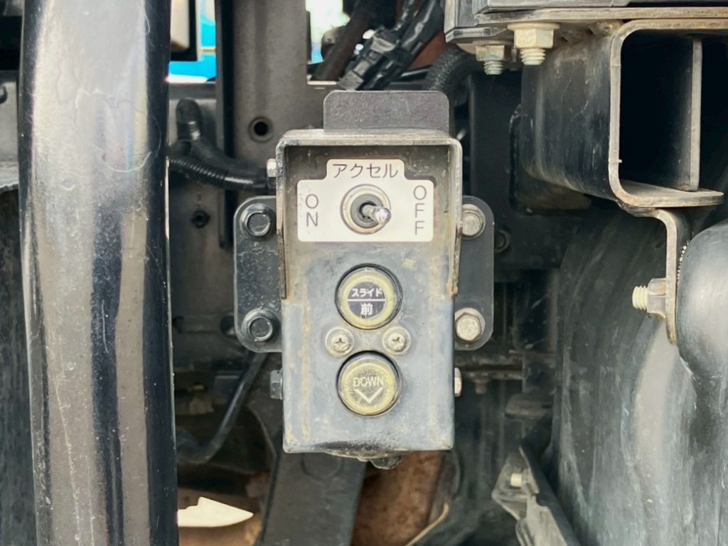 運転席側にセーフティの操作スイッチが付いています。|日野 デュトロ 2KG-XZU700X(2WD)の写真18