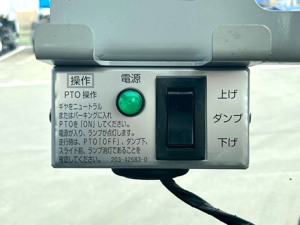 運転席前にダンプスイッチが付いています。|日野 デュトロ 2KG-XZU700X(2WD)の写真24