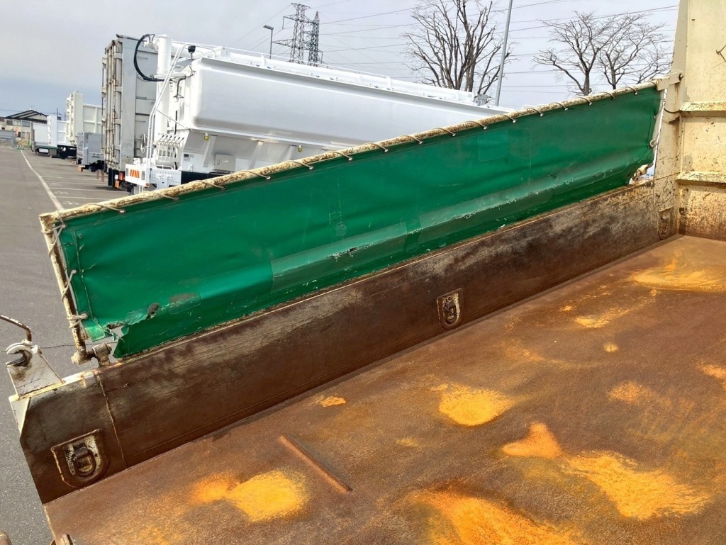 コボレーンシートに破れ、補修跡があります。|日野 デュトロ 2KG-XZU700X(2WD)の写真29
