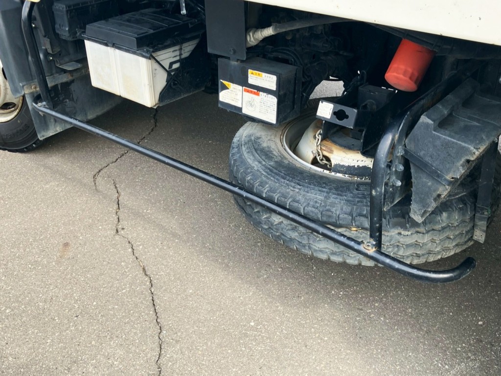 サイドバンパーに少し曲がりがあります。|日野 デュトロ 2KG-XZU700X(2WD)の写真37