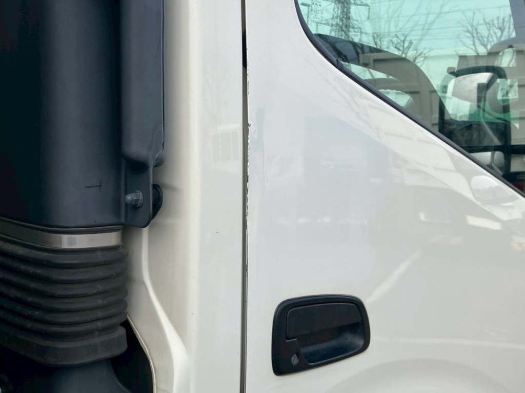 運転席ドアに曲がり、キズがあります。|日野 デュトロ 2KG-XZU700X(2WD)の写真42