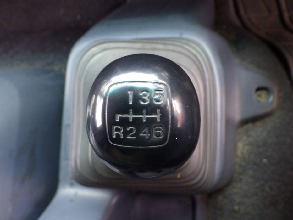 MT6速です。|日野 レンジャー BDG-FD7JLWA(2WD)の写真17