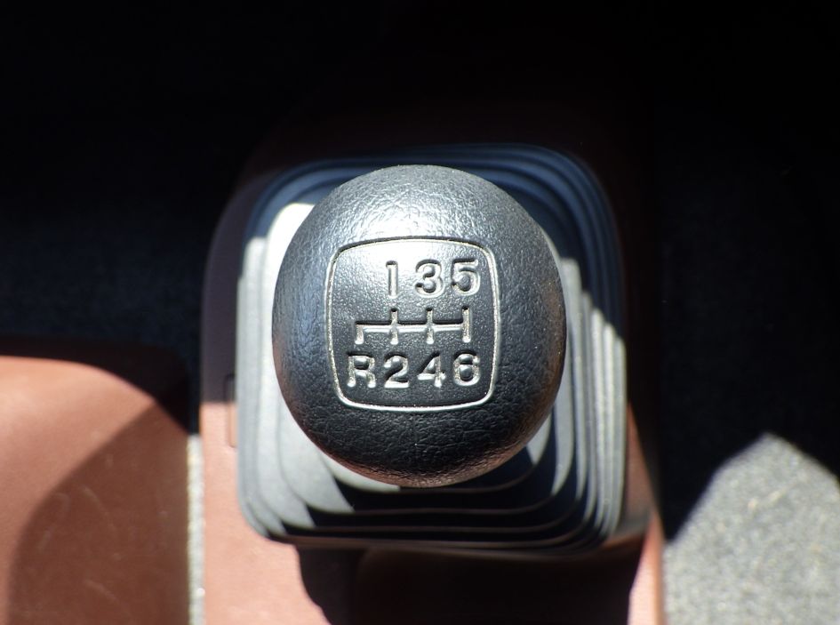 MT6速です。|日野 レンジャー 2KG-FD2ABG(2WD)の写真22