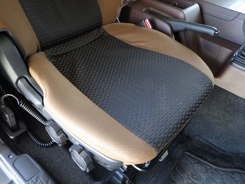 運転席座面にヘタリがあります。|日野 レンジャー 2KG-FD2ABG(2WD)の写真42
