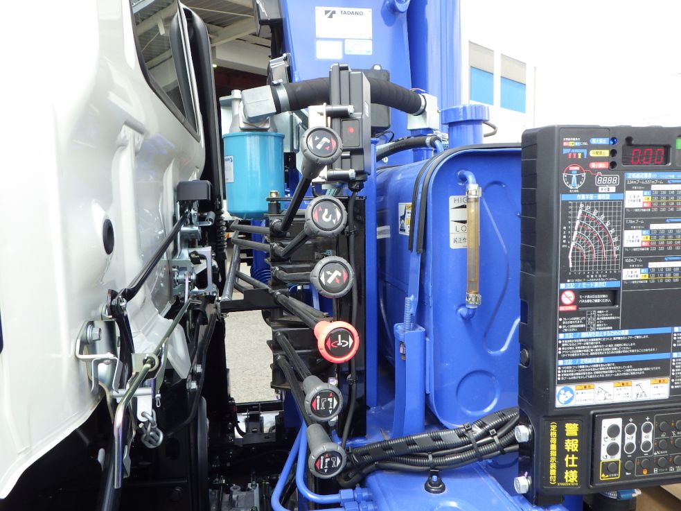 クレーンの操作レバーです。|日野 レンジャー 2KG-FE2ACAの写真12