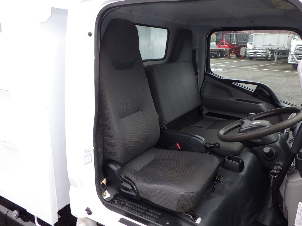 乗車定員は３名です。|三菱 キャンター TPG-FBA60(2WD)の写真6