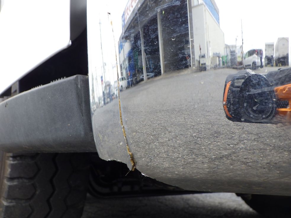 フロントバンパーの運転席側に割れがあります。|三菱 キャンター TPG-FBA60(2WD)の写真21