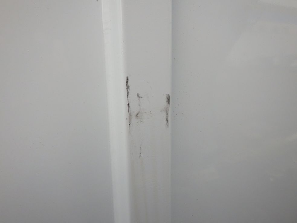 プロテクター前面にゴムスレ跡があります。|三菱 キャンター TPG-FBA60(2WD)の写真22