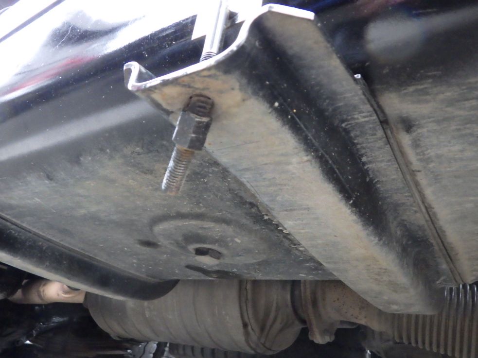 燃料タンクバンドボルトに曲がりがあります。|三菱 キャンター TPG-FBA60(2WD)の写真26