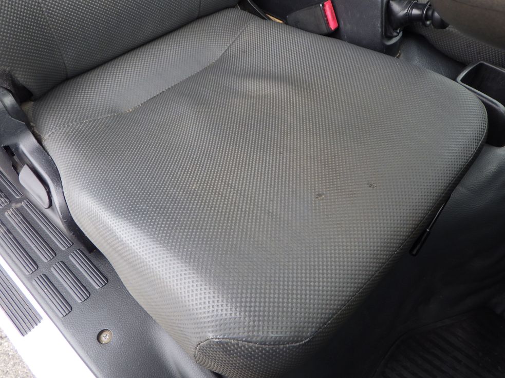 運転席座面にヘタリがあります。|三菱 キャンター TPG-FBA60(2WD)の写真29