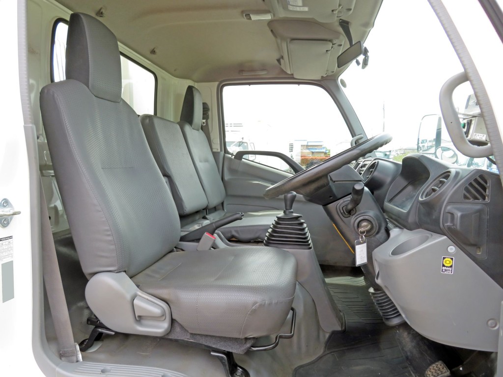 乗車定員は3名です。|日野 デュトロ 2KG-XZU700X(2WD)の写真8