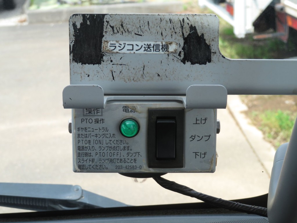 ダンプの操作スイッチです。|日野 デュトロ 2KG-XZU700X(2WD)の写真16