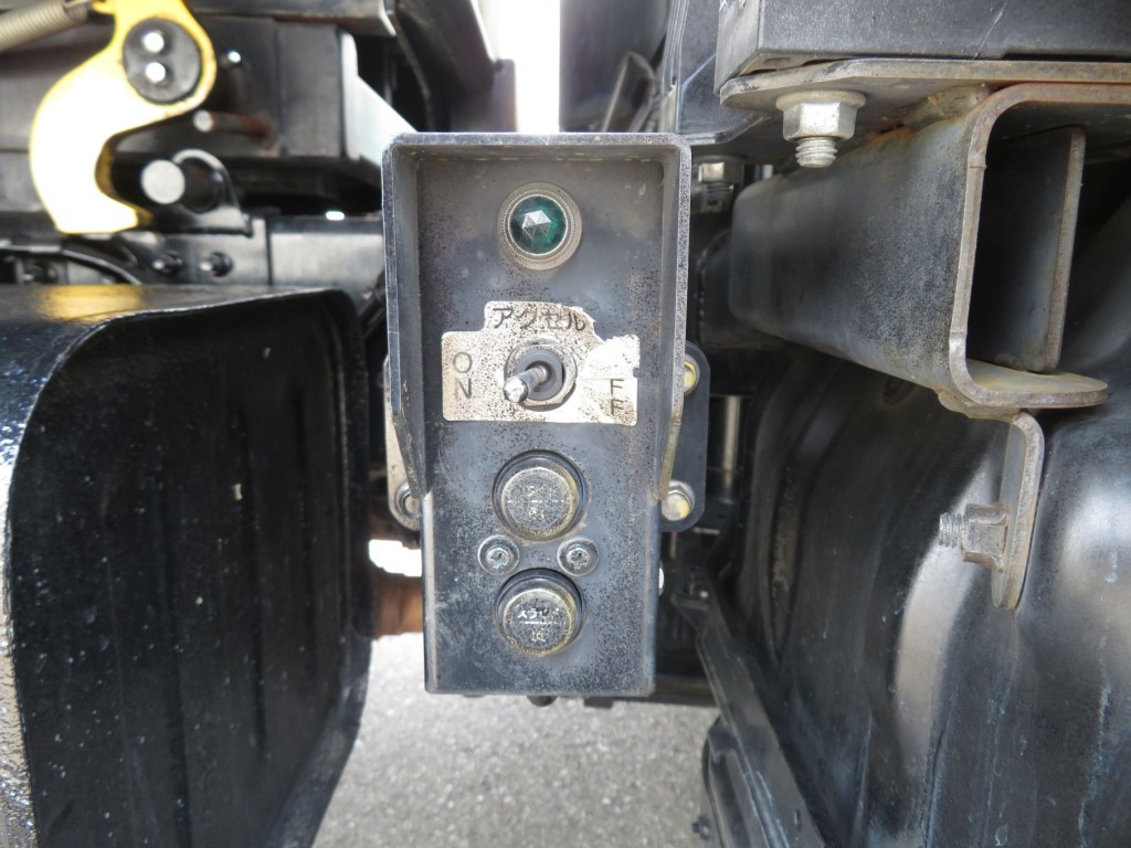 セーフティの操作スイッチです。|日野 デュトロ 2KG-XZU700X(2WD)の写真17