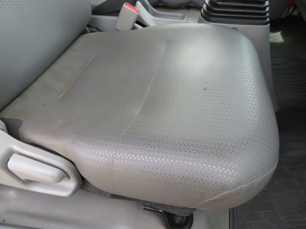 運転席座面の状態です。|日野 デュトロ 2KG-XZU700X(2WD)の写真29