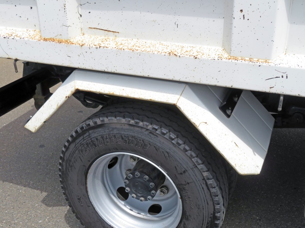 運転席側リアフェンダーにサビがあります。|日野 デュトロ 2KG-XZU700X(2WD)の写真40