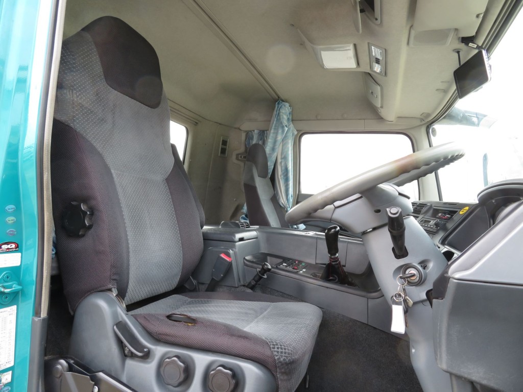 運転席座面にヘタリ・破れがあります。|三菱 スーパーグレート LKG-FP54VGRの写真6