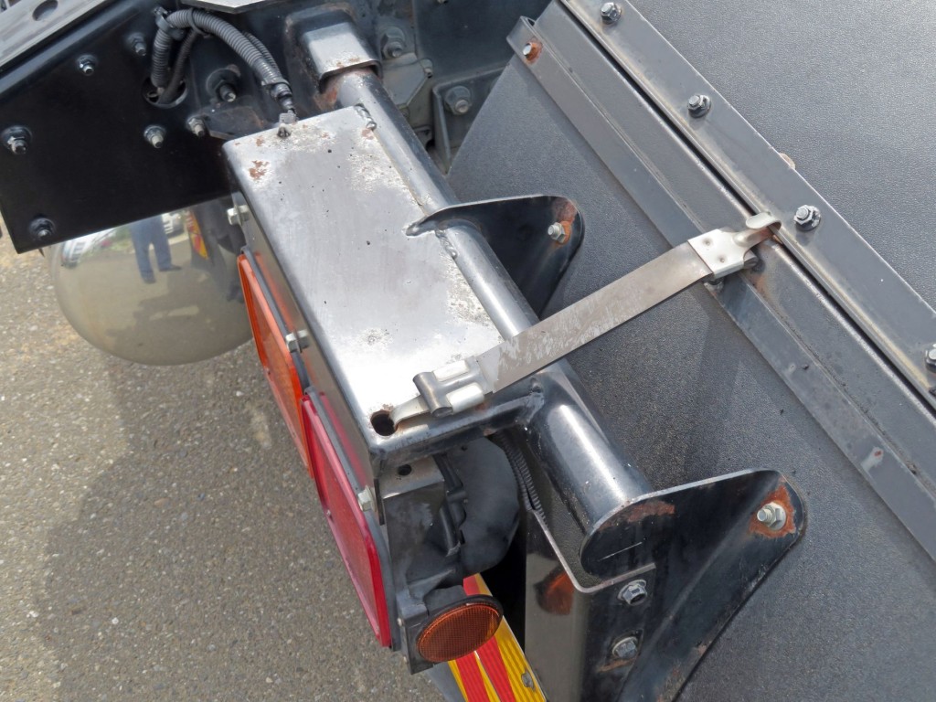 運転席側テールランプステーにサビがあります。|三菱 スーパーグレート LKG-FP54VGRの写真35