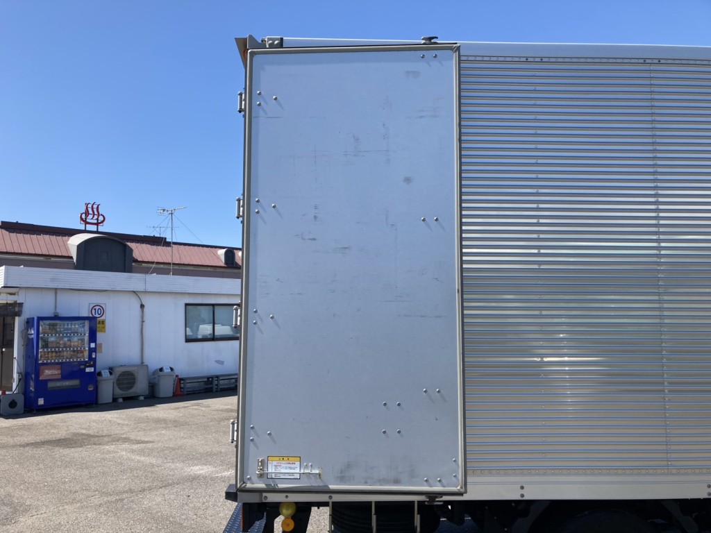 リア観音ドア裏の状態です。|いすゞ エルフ 2RG-NPR88AN(2WD)の写真24