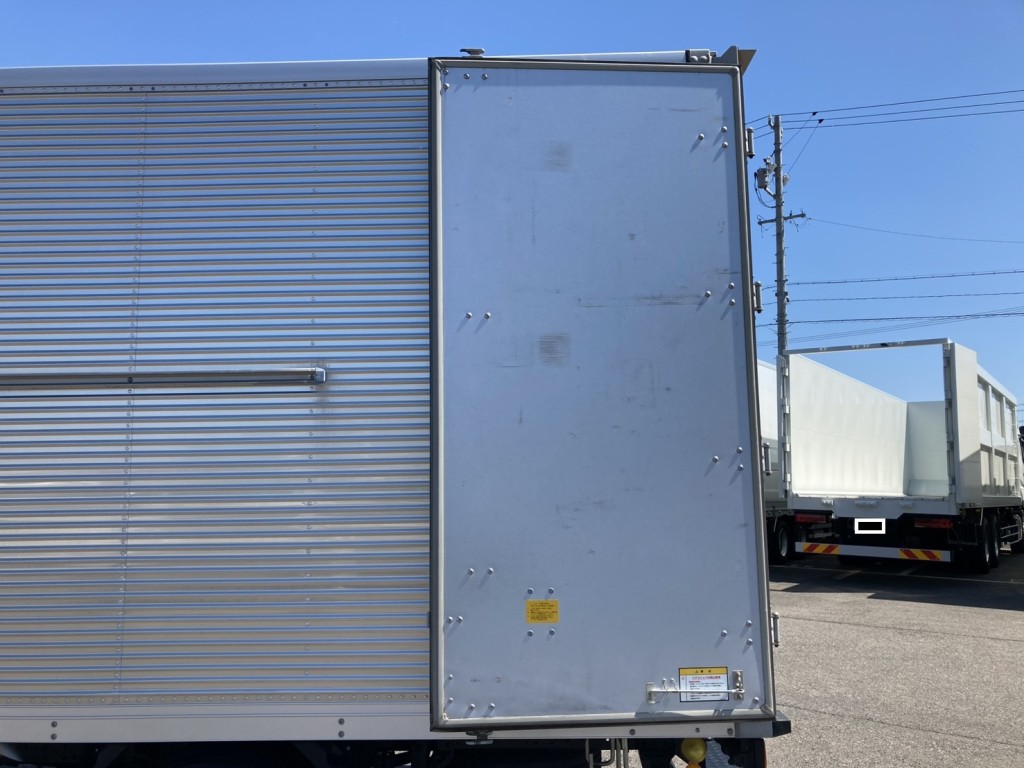 リア観音ドア裏の状態です。|いすゞ エルフ 2RG-NPR88AN(2WD)の写真25