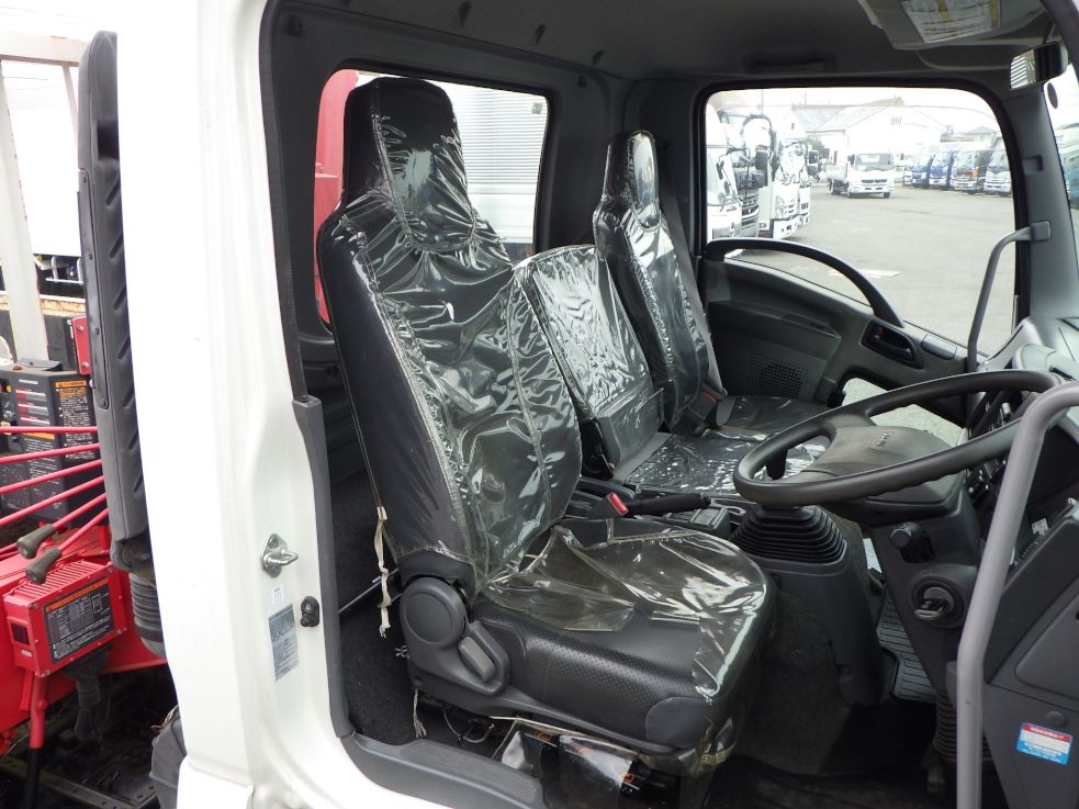 乗車定員は3名です。|いすゞ フォワード TKG-FRR90S1(2WD)の写真6