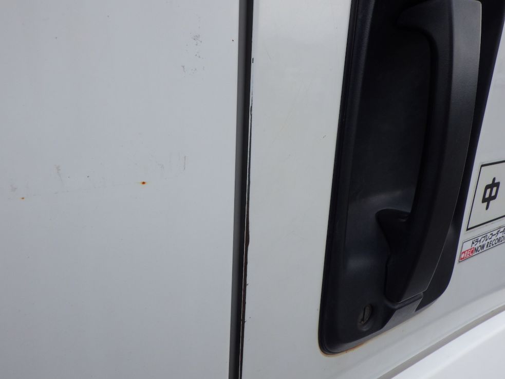 運転席側ドアにキズがあります。(助手席側にもあります)|いすゞ フォワード TKG-FRR90S1(2WD)の写真23