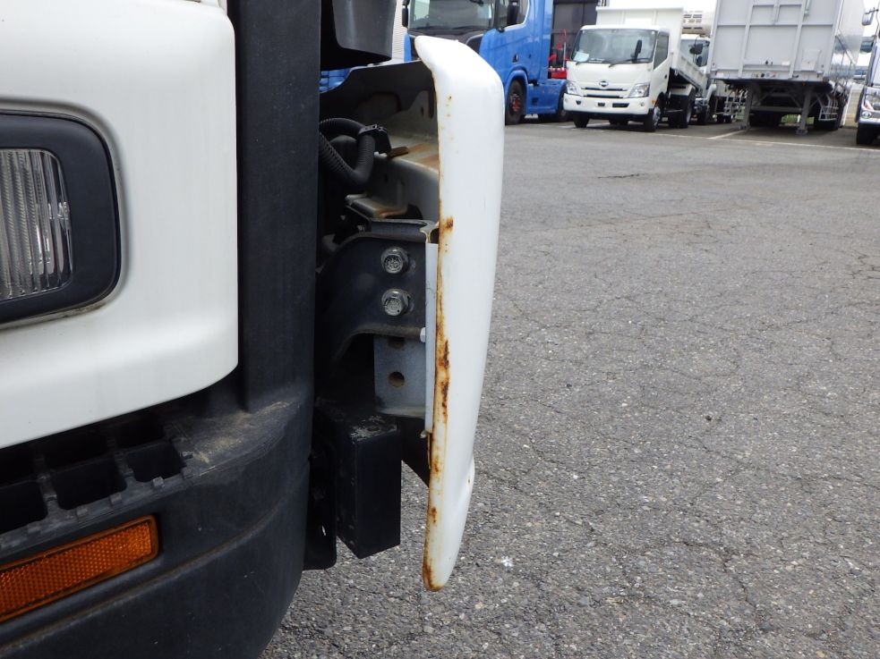 フロントバンパーの両サイドにサビがあります。|いすゞ フォワード TKG-FRR90S1(2WD)の写真27