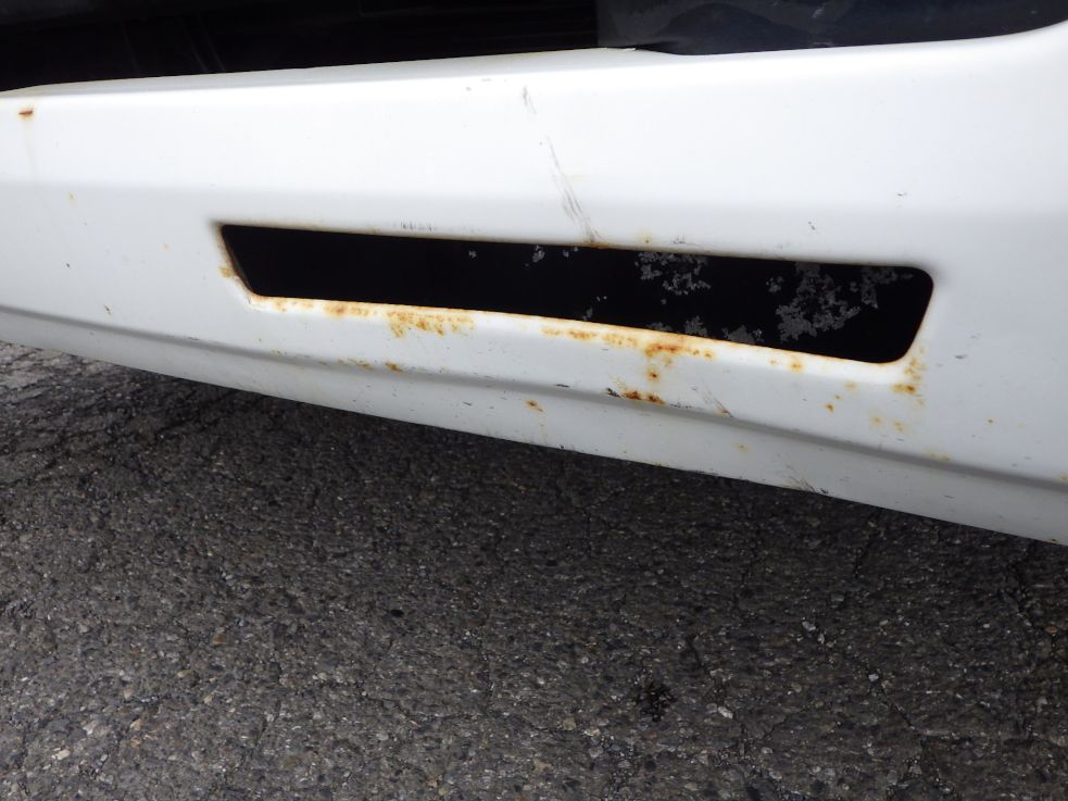 フロントバンパーにキズ・サビ・ヘコミがあります。|いすゞ フォワード TKG-FRR90S1(2WD)の写真28