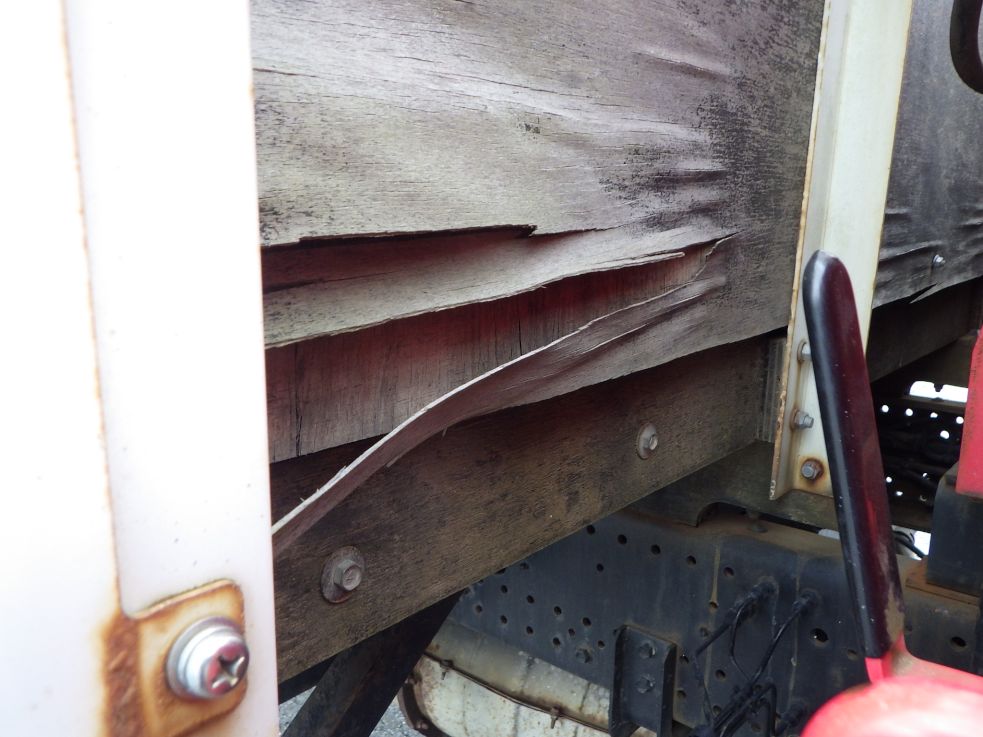 プロテクターのベニヤ板に剝がれがあります。|いすゞ フォワード TKG-FRR90S1(2WD)の写真29