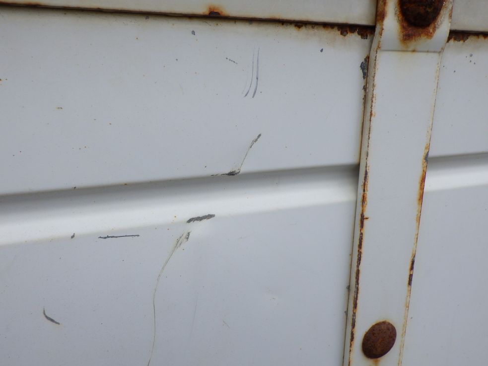 左右のアオリにキズ・サビ・ヘコミがあります。|いすゞ フォワード TKG-FRR90S1(2WD)の写真31