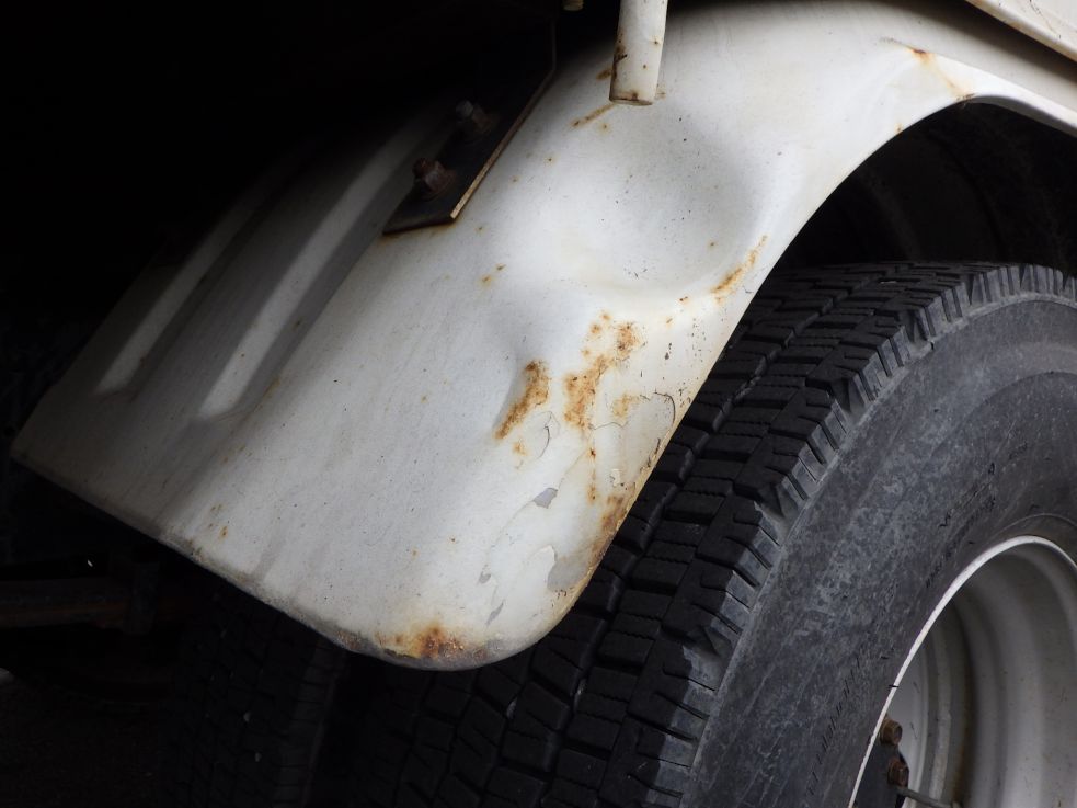 左右のリヤフェンダーにキズ・サビ・ヘコミがあります。|いすゞ フォワード TKG-FRR90S1(2WD)の写真33