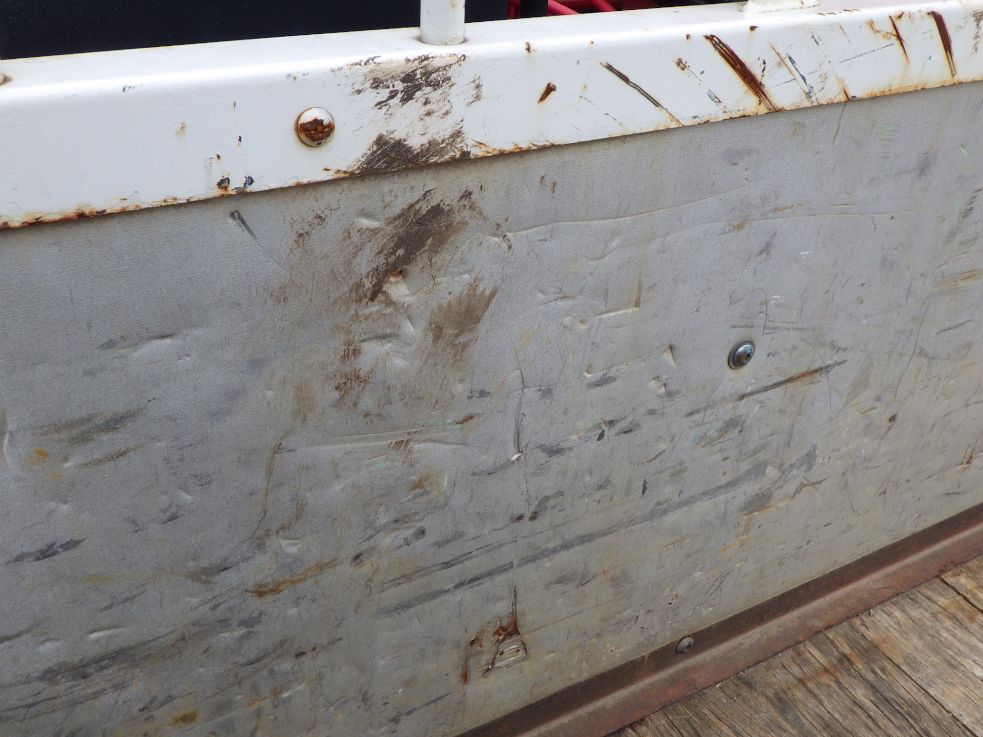 プロテクター裏側にキズ・サビ・ヘコミがあります。|いすゞ フォワード TKG-FRR90S1(2WD)の写真37