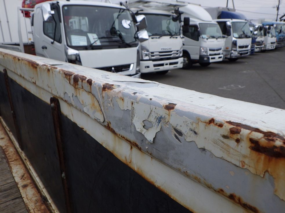 リヤアオリに板金跡があります。|いすゞ フォワード TKG-FRR90S1(2WD)の写真40