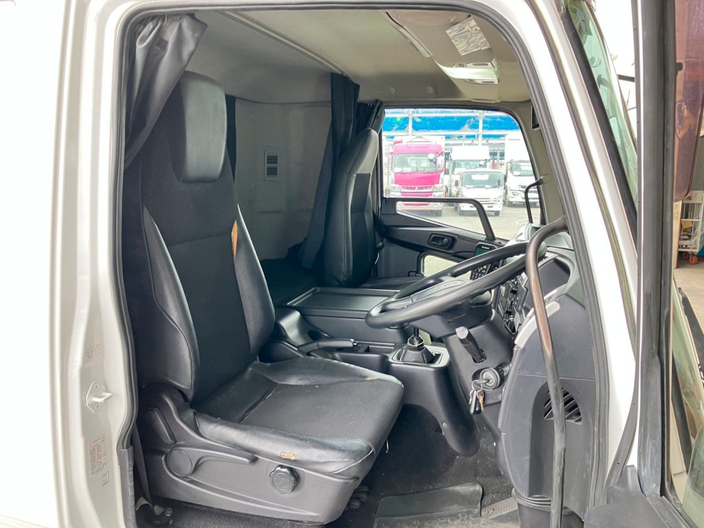 乗車定員は2名です。|三菱 ファイター 2KG-FK61F(2WD)の写真5