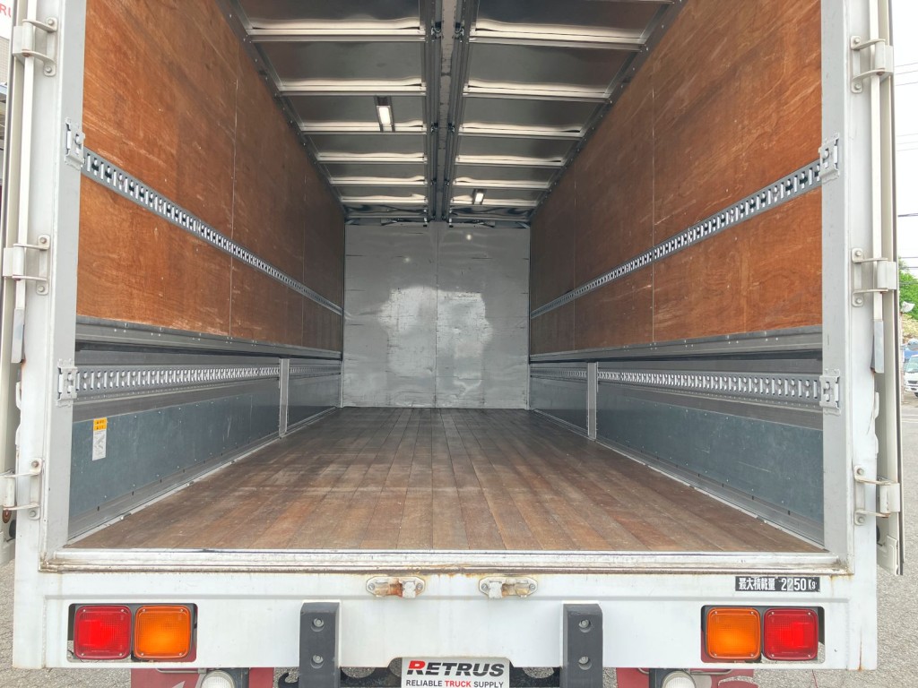 床は板張り・ラッシング2段付いています。|三菱 ファイター 2KG-FK61F(2WD)の写真9