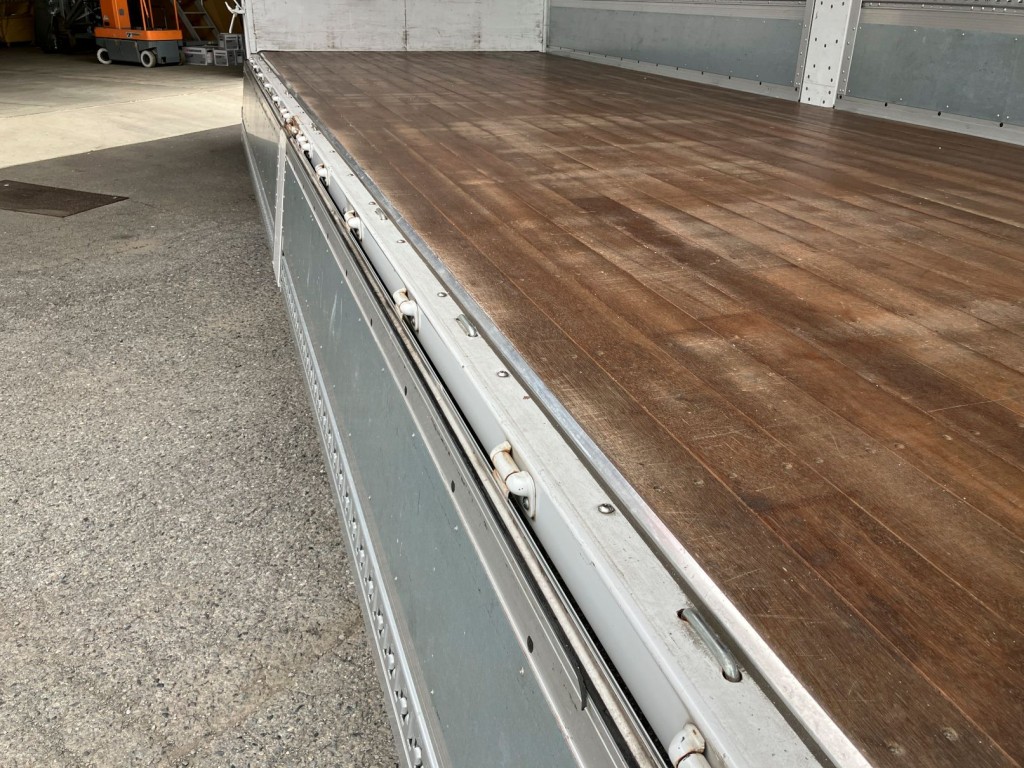 落としフックが7対付いています。|三菱 ファイター 2KG-FK61F(2WD)の写真11