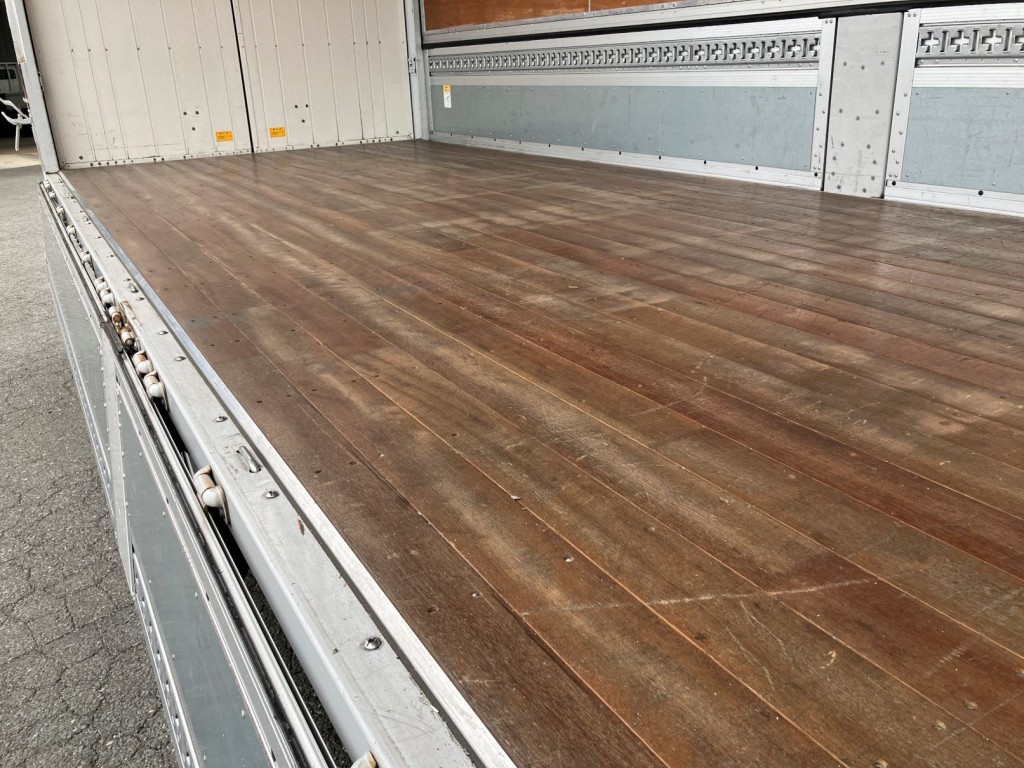 床板の状態です。表面に少し削れがあります|三菱 ファイター 2KG-FK61F(2WD)の写真12