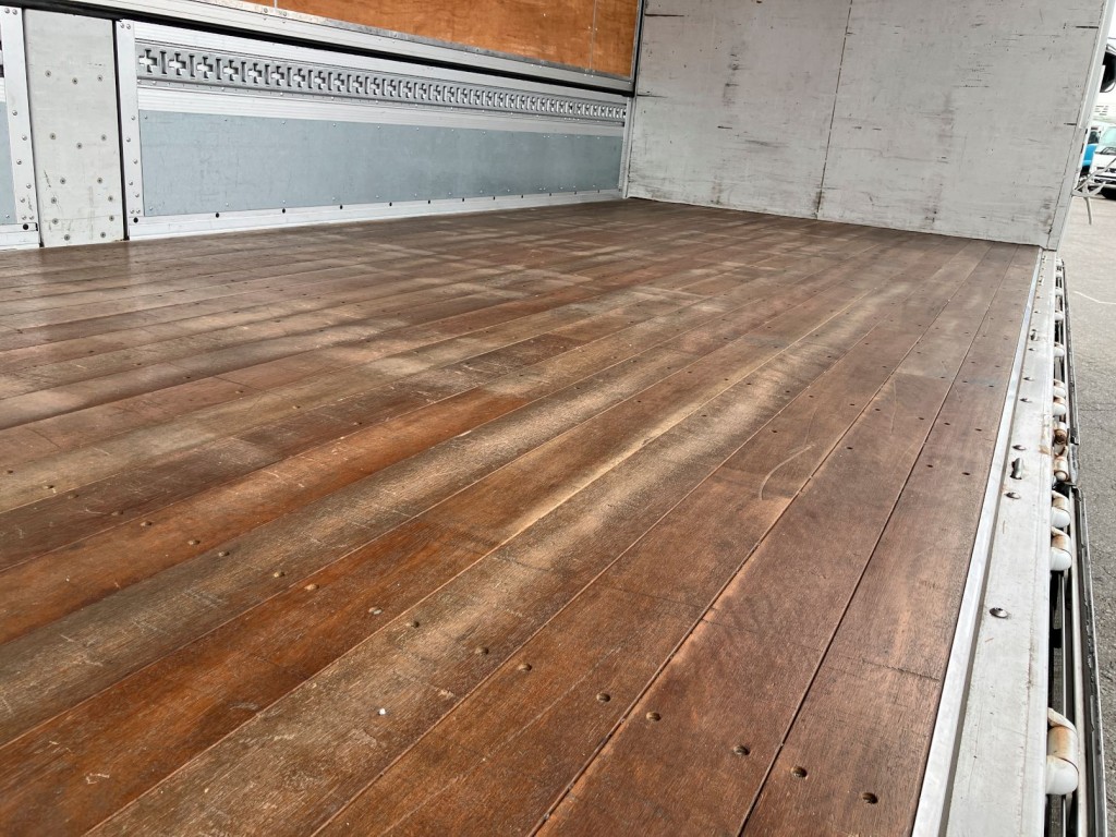 床板の状態です。表面に少し削れがあります|三菱 ファイター 2KG-FK61F(2WD)の写真13