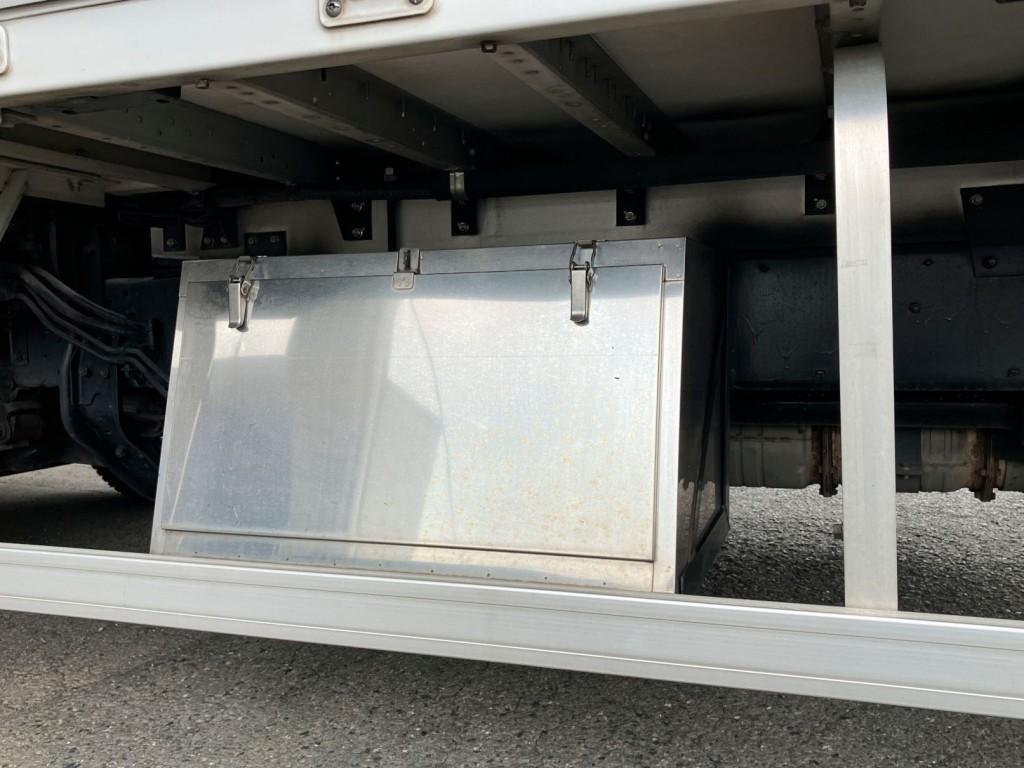 工具箱はステンレス製です。助手席側前方に付いています|三菱 ファイター 2KG-FK61F(2WD)の写真14