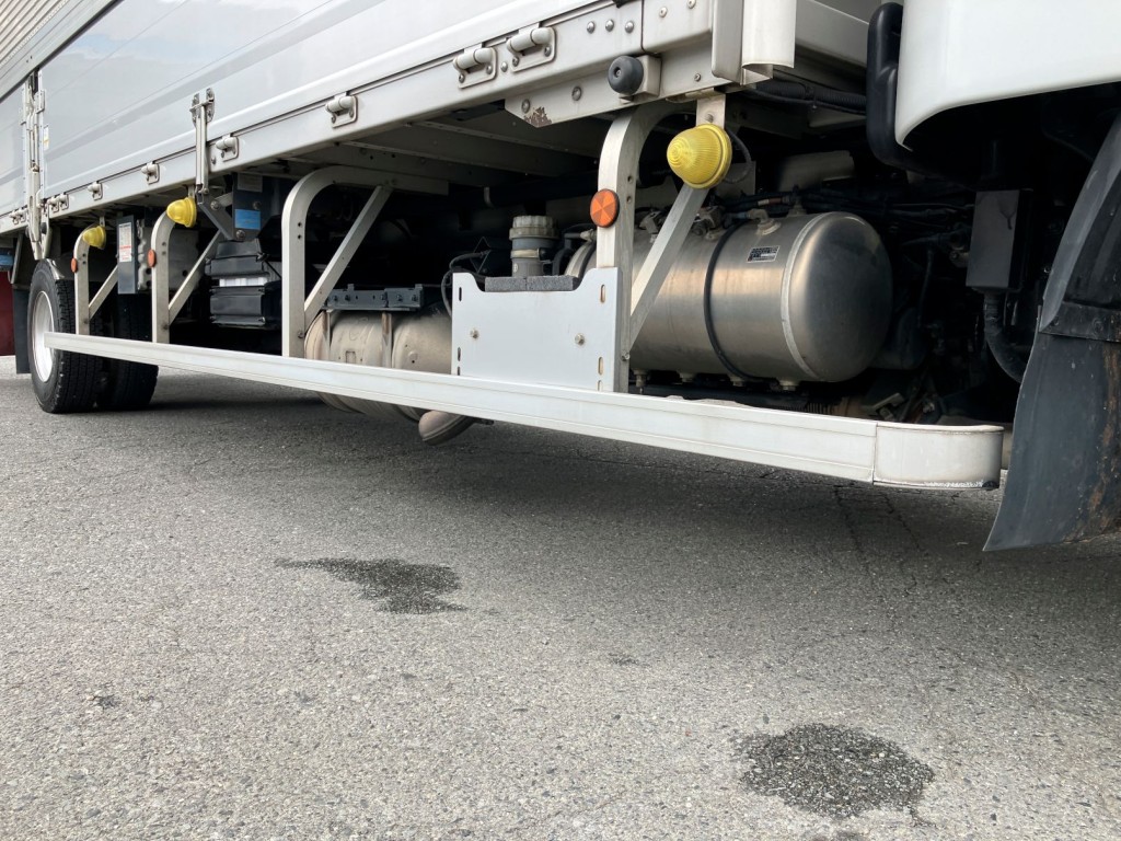 サイドバンパーはアルミ製です。|三菱 ファイター 2KG-FK61F(2WD)の写真15