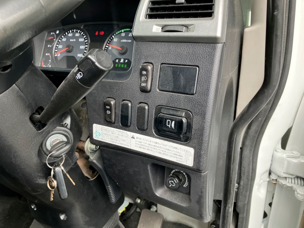 スイッチ類です。|三菱 ファイター 2KG-FK61F(2WD)の写真24
