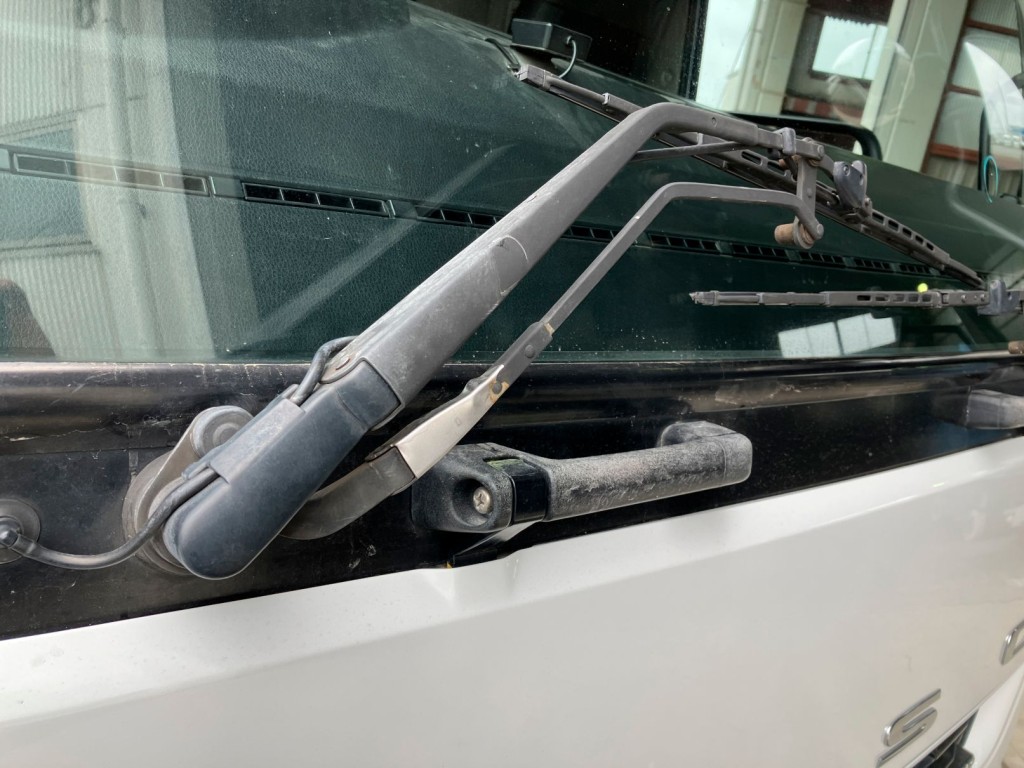 運転席側ワイパーアームに少し曲がりがあります。|三菱 ファイター 2KG-FK61F(2WD)の写真33