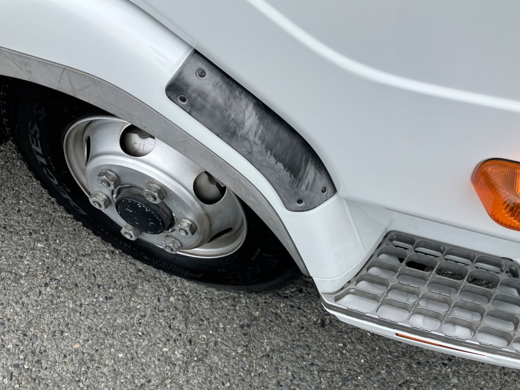 運転席側フェンダープロテクターに擦れがあります。|三菱 ファイター 2KG-FK61F(2WD)の写真34