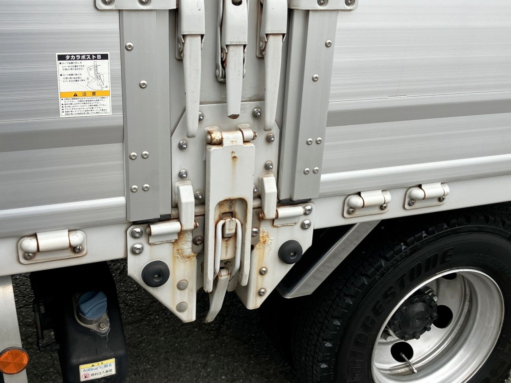 中柱にサビがあります。左右にあります|三菱 ファイター 2KG-FK61F(2WD)の写真38