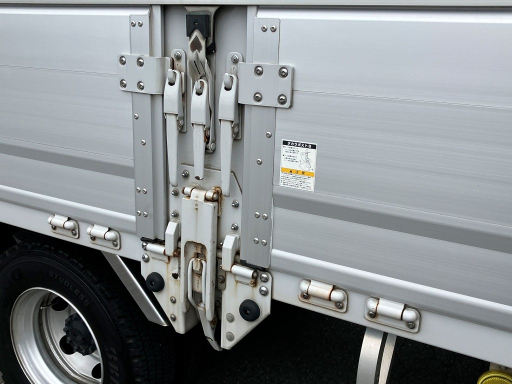 中柱にサビがあります。左右にあります|三菱 ファイター 2KG-FK61F(2WD)の写真39