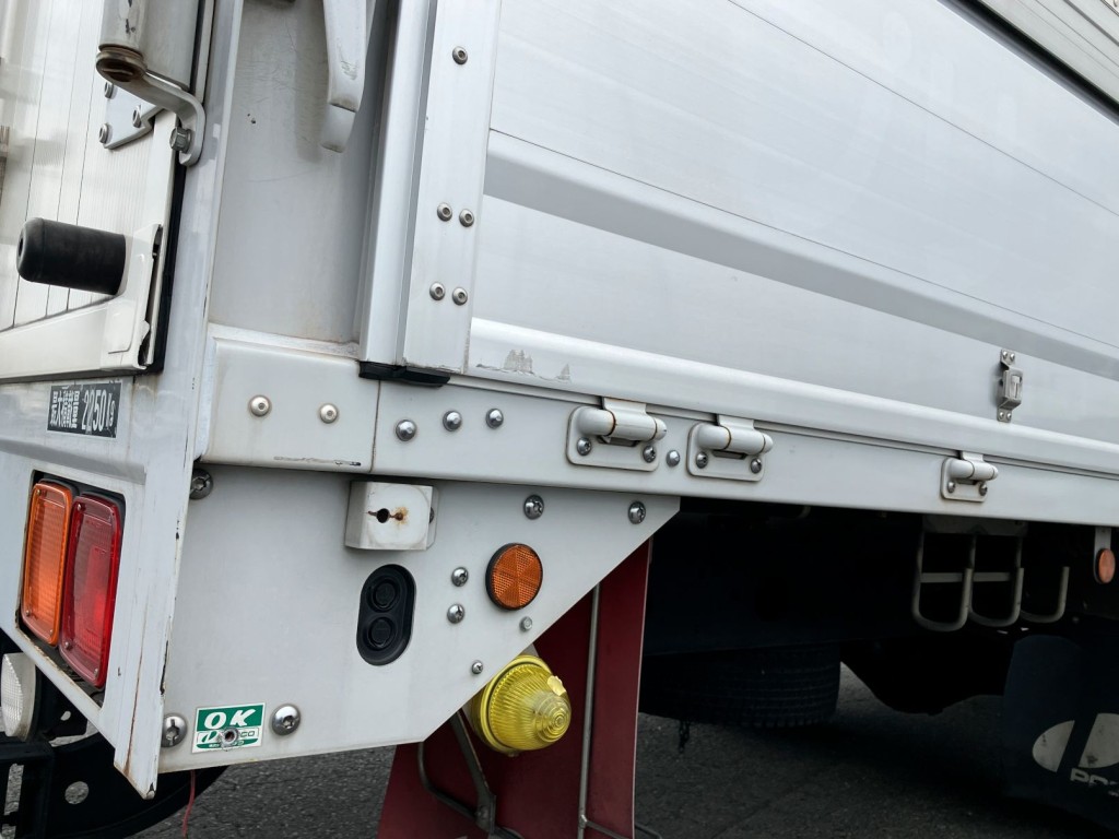 運転席側ボデー後方に擦れ・キズ・当たりゴム欠品があります。|三菱 ファイター 2KG-FK61F(2WD)の写真41